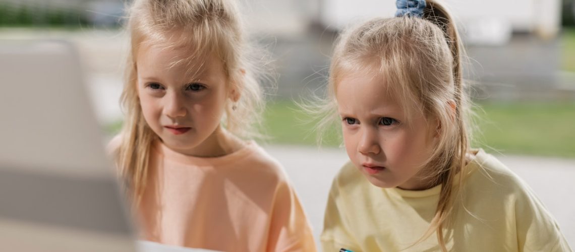 clases-online-maestra-alumna-estudiar-ayuda-estudios-virtuales-ninas-monte-ararat