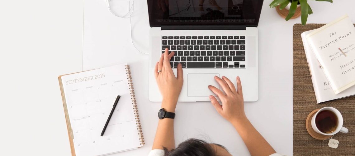 ficha-textual-cafe-chica-trabajando-pc-portatil