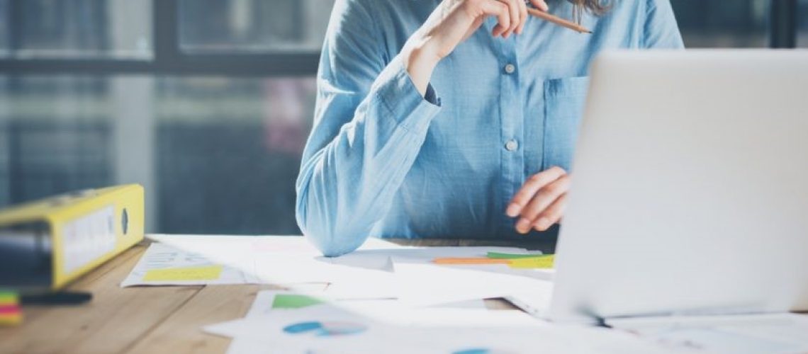 mujer-pc-laptop-ficha-cibergrafica