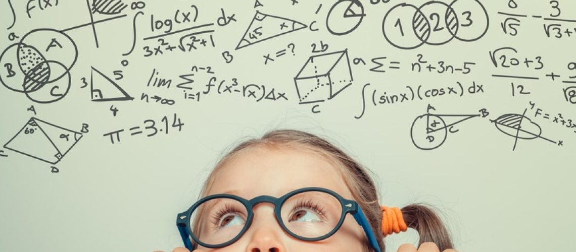 nina-inteligente-matematicas-estudiar-numeros